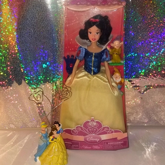 Disney Store Exclusive Snow White Doll and princess picture holder - Picture 1 of 8
